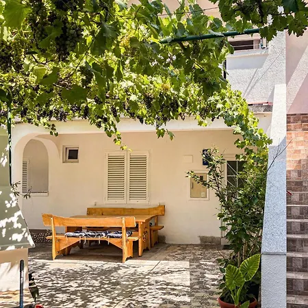 3 Bedroom Gorgeous In Apartament Lopar