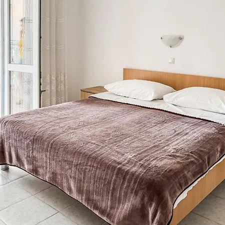 3 Bedroom Gorgeous In Apartament