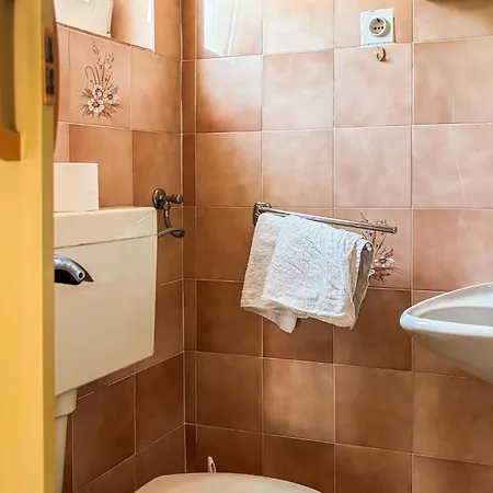 3 Bedroom Gorgeous In Apartament Lopar