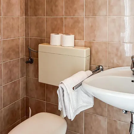 3 Bedroom Gorgeous In Apartament Lopar